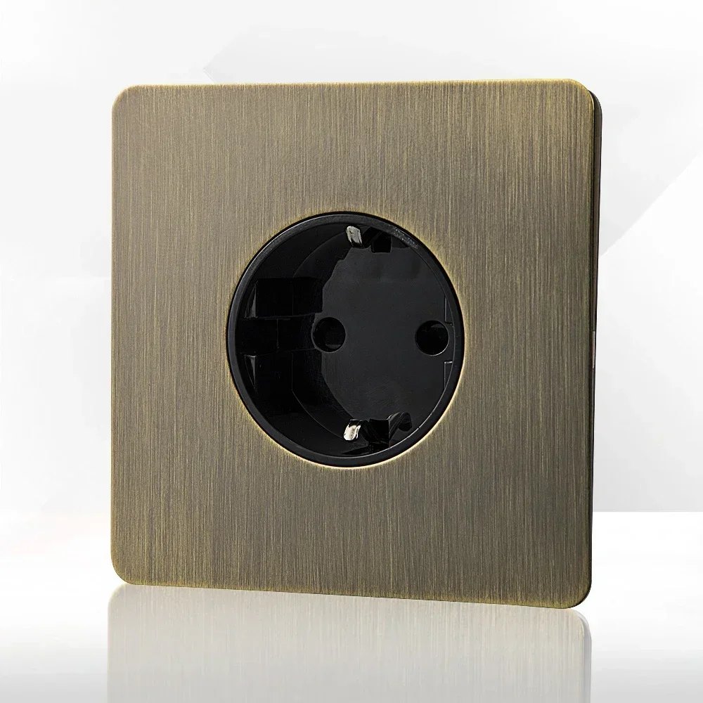 Antiek metalen stopcontact in een warm interieur
